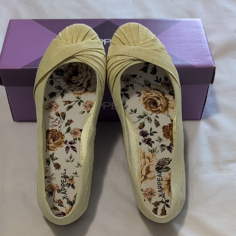 Xappeal Women's Soft Yellow Floral Flats